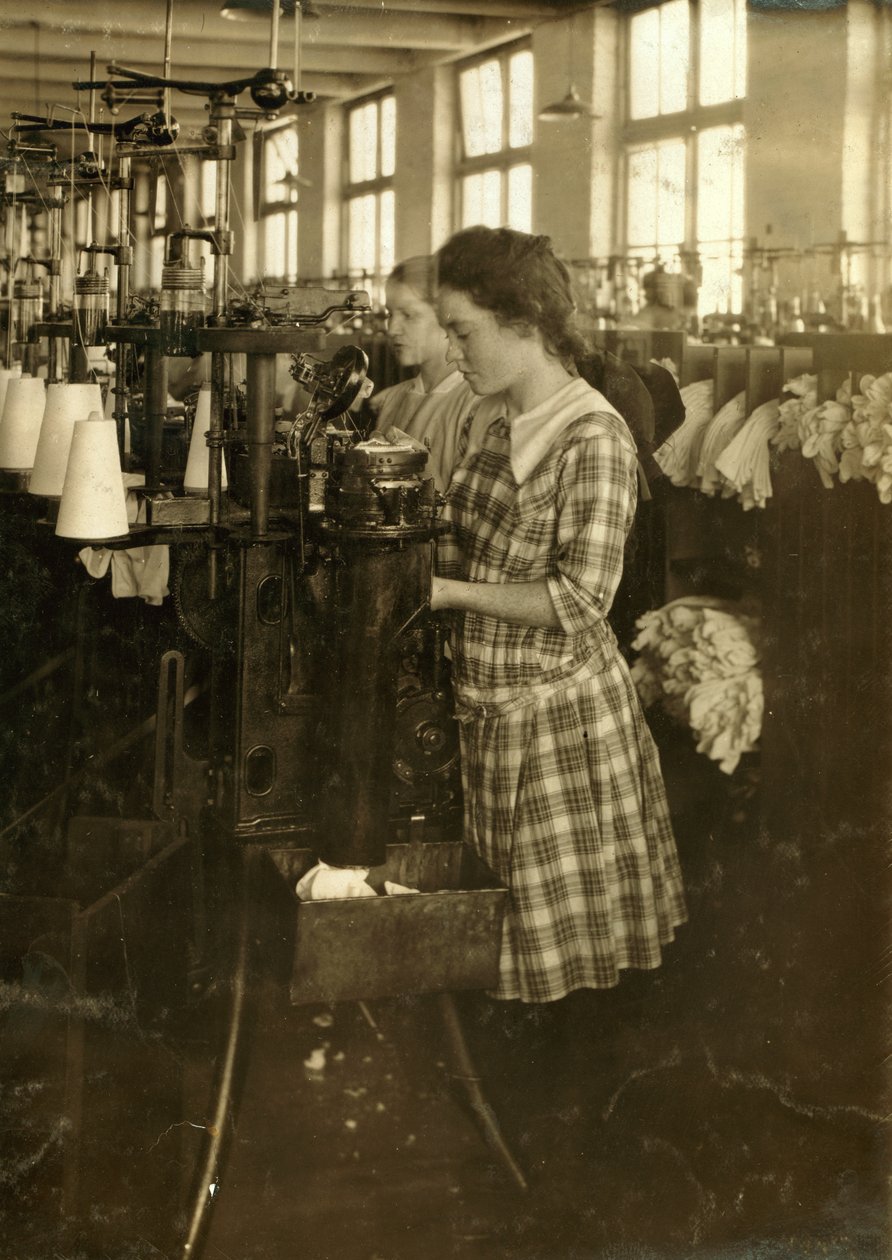 Raparigas a fazer meias nos moinhos de Ipswich em Boston, Massachusetts de Lewis Wickes Hine
