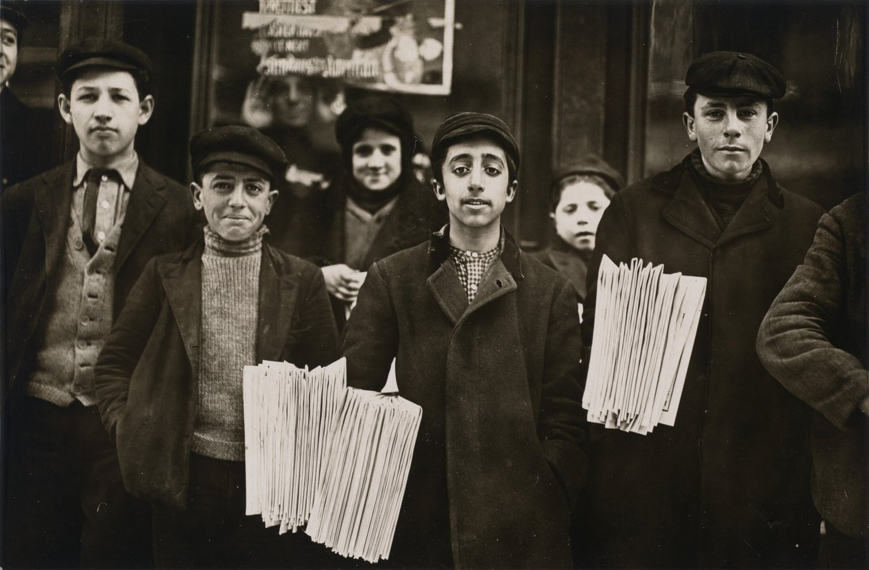 Hartford Newsboys, 1909. de Lewis Wickes Hine