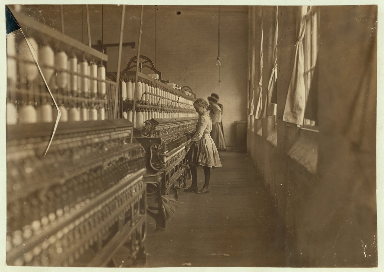 Hattie Hunter, spinner em Lancaster Cotton Mills, Carolina do Sul, onde trabalhou por 3 anos, 1908 de Lewis Wickes Hine