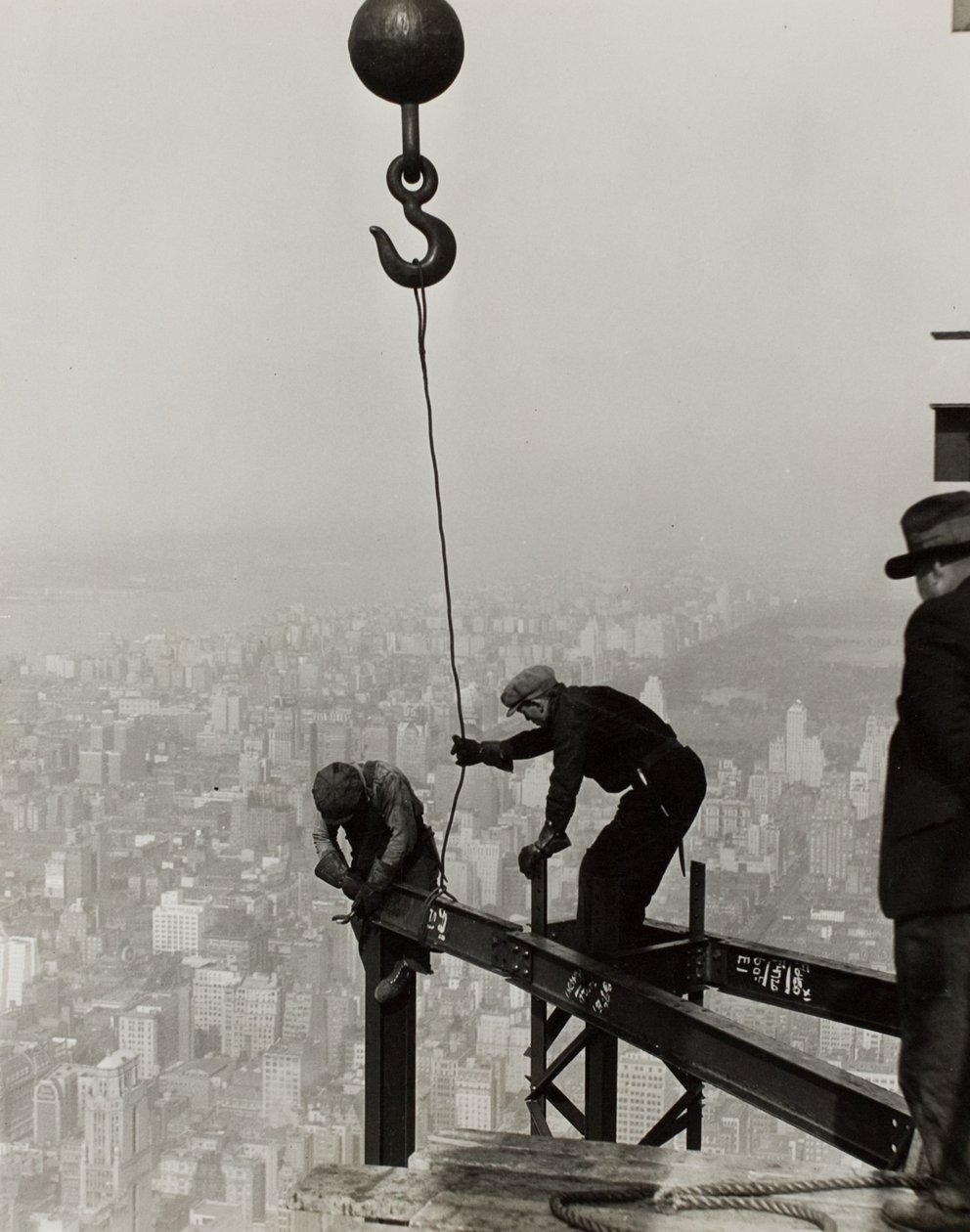 No alto do Empire State Building, N.Y. de Lewis Wickes Hine