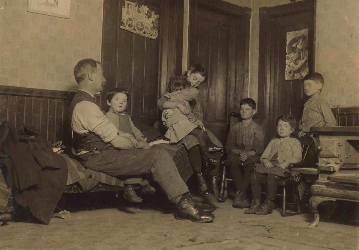 Lar de Alfred Benoit em New Bedford, Massachusetts, um varredor de crianças em Bennett Mill e um de 11 crianças, 1912 de Lewis Wickes Hine