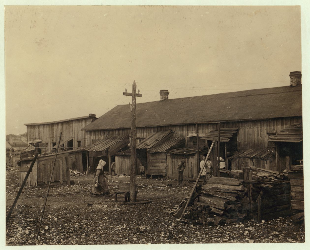 Habitação para cerca de 50 funcionários da Maggioni Canning Co., em Port Royal, Carolina do Sul, cercada por pântanos e em uma antiga pilha de conchas, 1912 de Lewis Wickes Hine