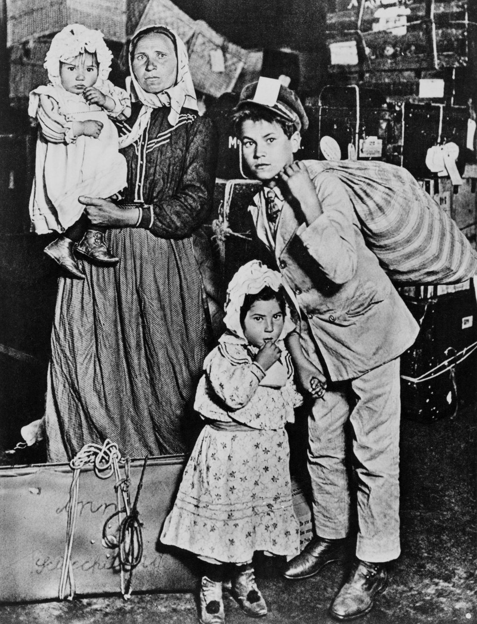 Imigrantes que chegam à Ilha Ellis no início do século 20 (foto a p/b) de Lewis Wickes Hine
