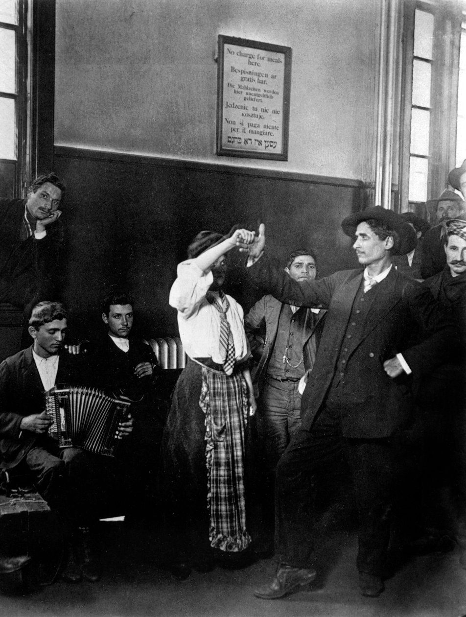 Imigrantes em Ellis Island de Lewis Wickes Hine