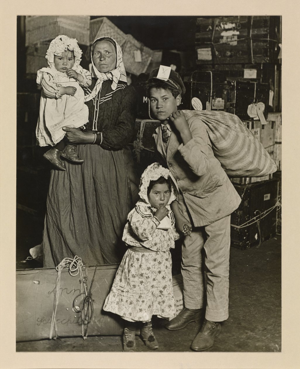 Família italiana em busca de bagagem perdida, Ellis Island de Lewis Wickes Hine