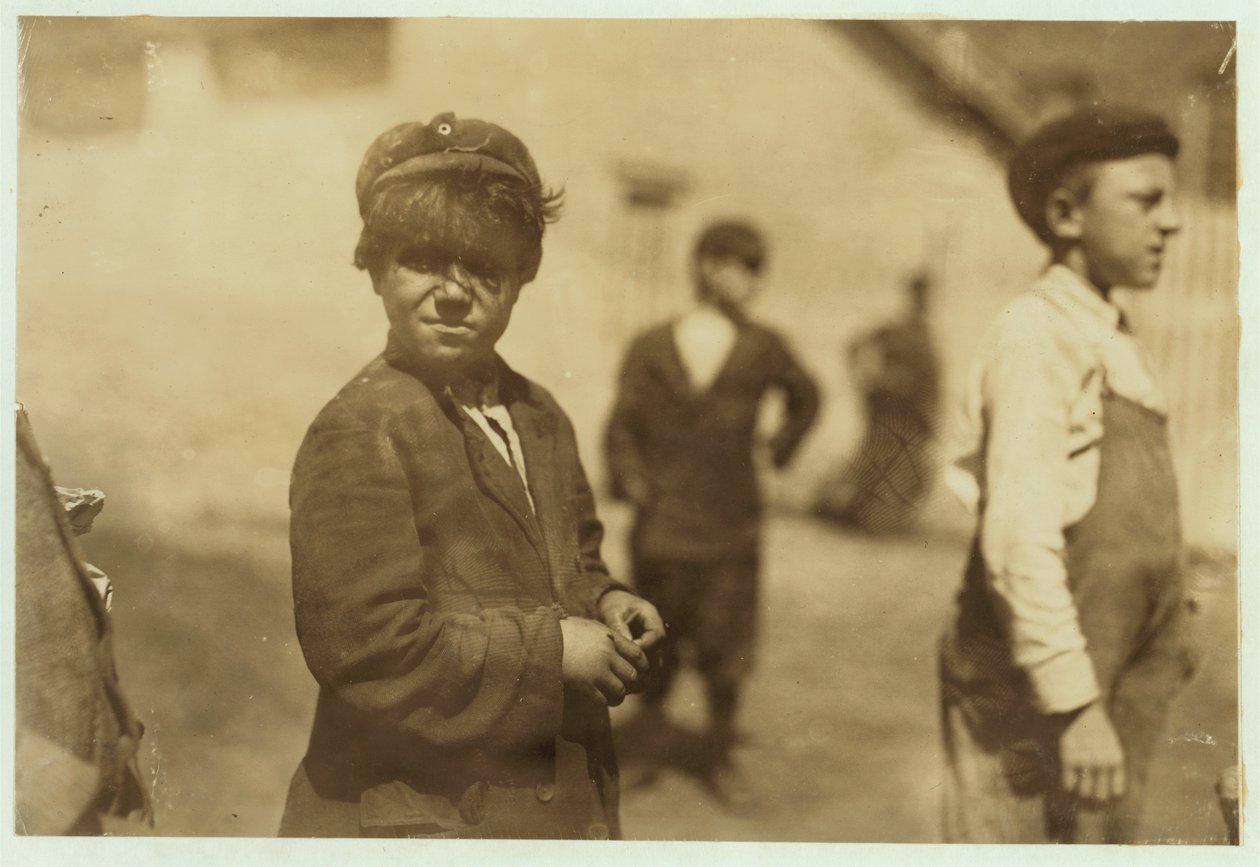 Joe (Jose) Mello, de 8 ou 9 anos, trabalha como varredor de fábrica em New Bedford, Massachusetts, em 1911. de Lewis Wickes Hine