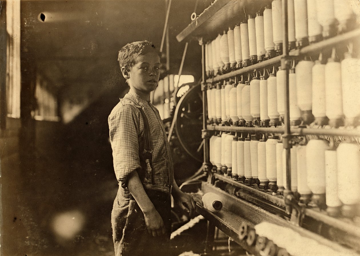 John Dempsey, 11 ou 12 anos, trabalhador de sábado na sala de mula em Jackson Mill, Fiskeville, Rhode Island, 1909 de Lewis Wickes Hine