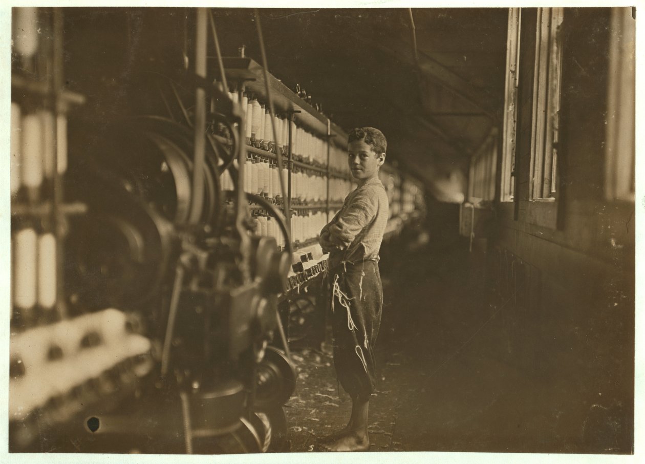 John Dempsey, 11 ou 12 anos, trabalhador de sábado na sala de mula em Jackson Mill, Fiskeville, Rhode Island, 1909 de Lewis Wickes Hine