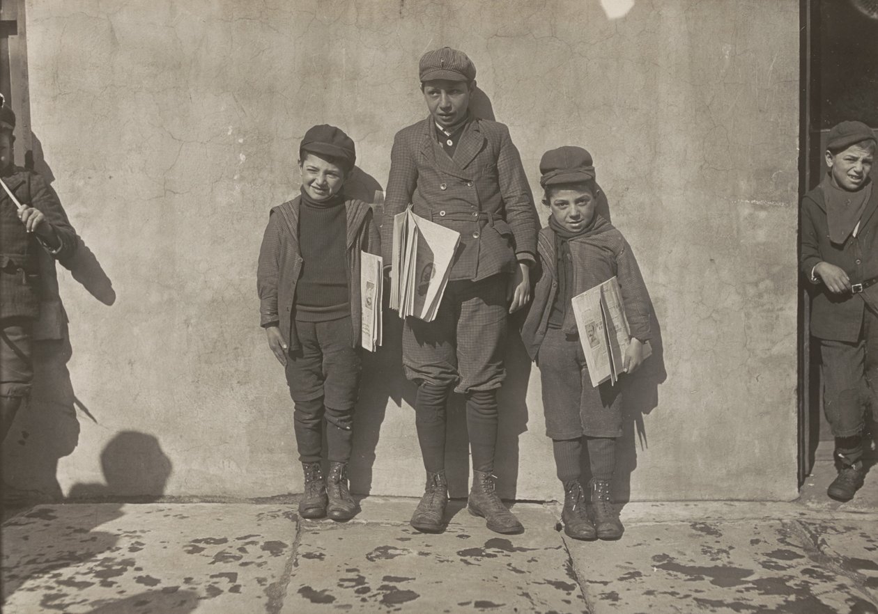 John Pento, 14 anos, Daniel e Angelo Pento, 7 anos, a vender jornais, Hartford, Connecticut de Lewis Wickes Hine