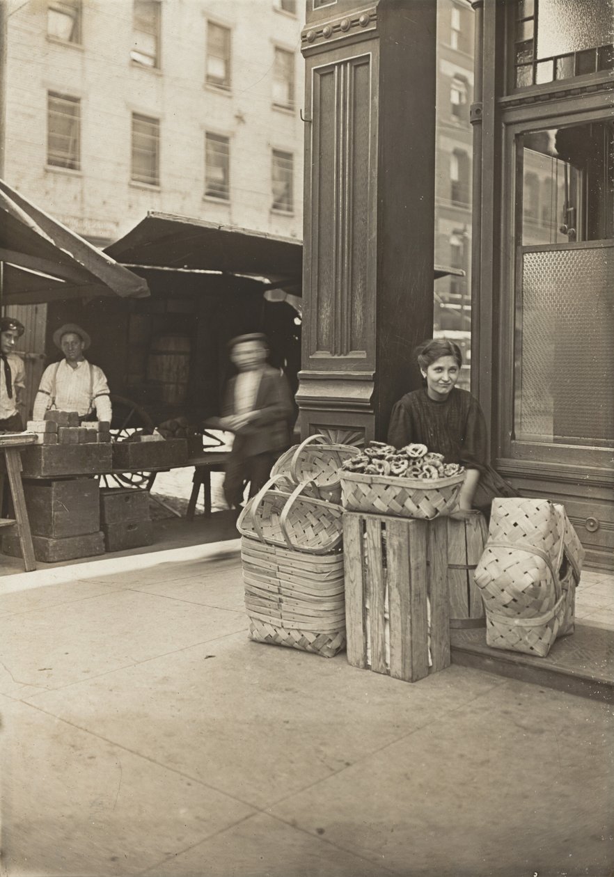 Lena Lochiavo — 11 anos, vendedora de cestos (e pretzels), no Sixth Street Market, em frente à entrada do saloon, em Cincinnati, Ohio de Lewis Wickes Hine