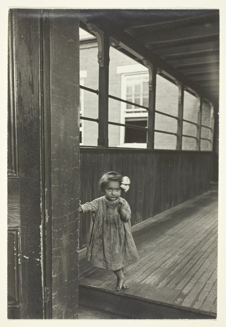 Rapariga de pé à entrada de uma galeria de Lewis Wickes Hine