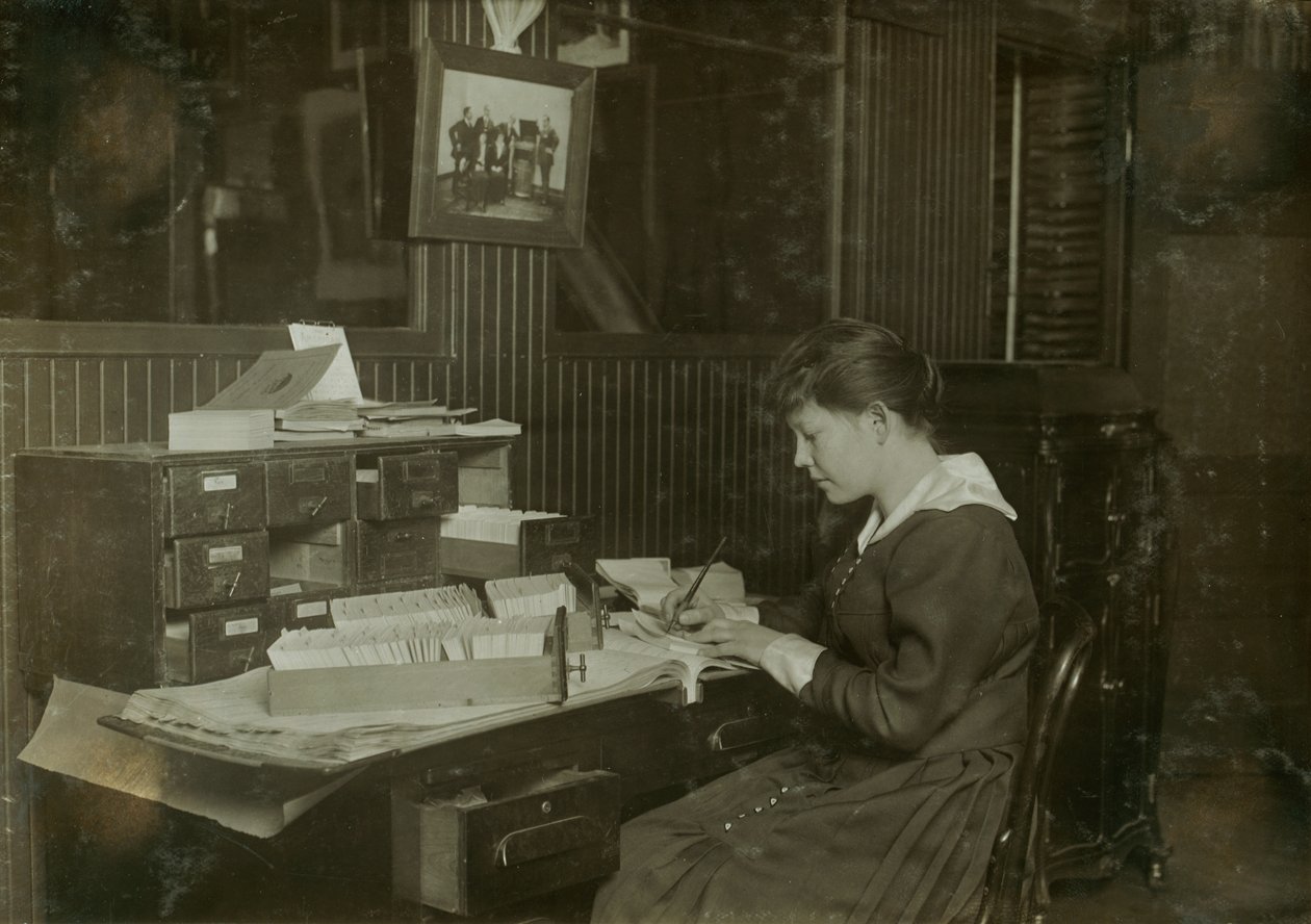 Malvina Amundsen, uma empregada de escritório de 15 anos da Eastern Talking Machine Co. na 177 Tremont Street em Boston, Massachusetts de Lewis Wickes Hine