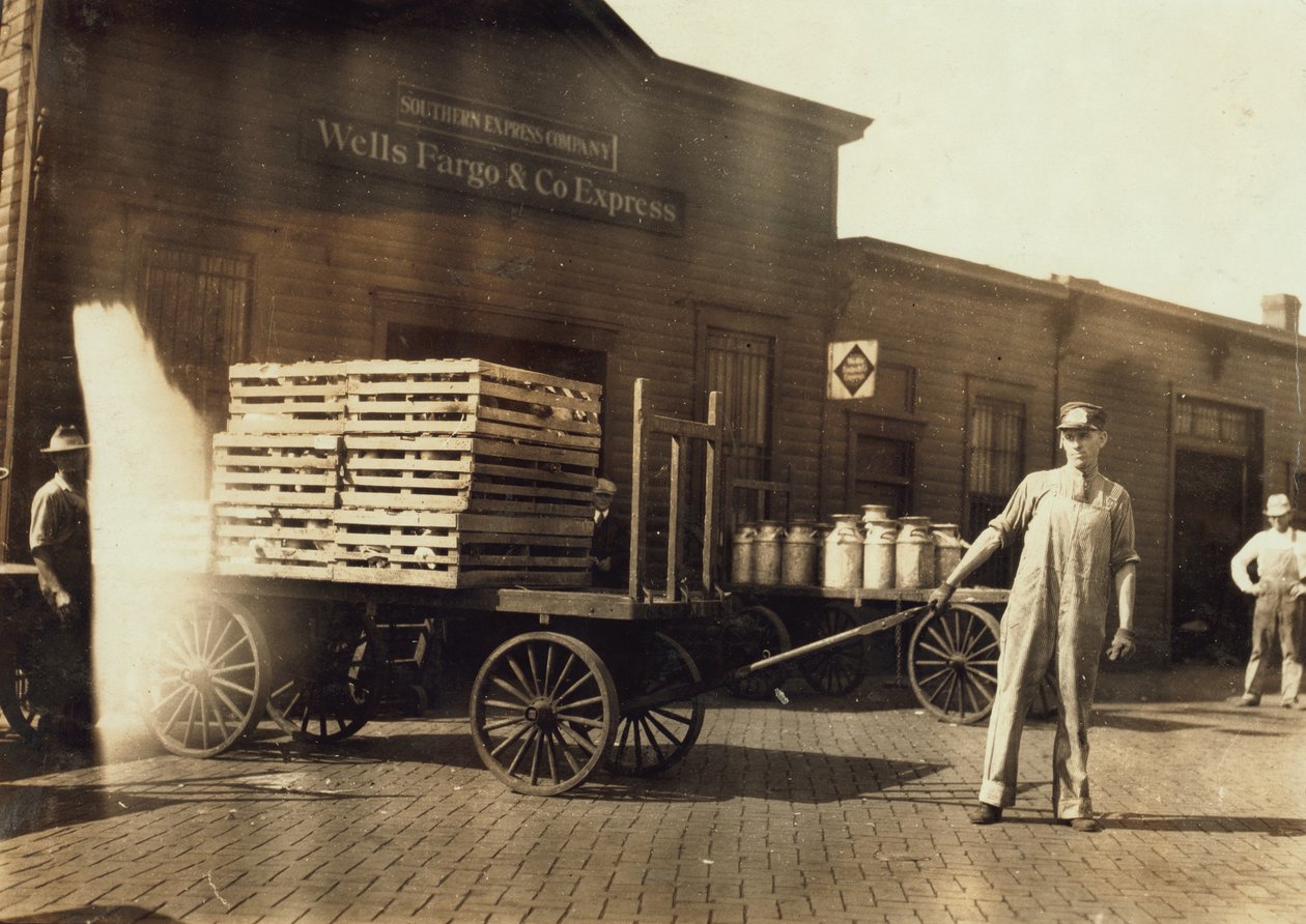 Homens na frente de um depósito de Wells Fargo e Co Express com caixas e latas de leite, Springfield, Missouri, 1916 de Lewis Wickes Hine