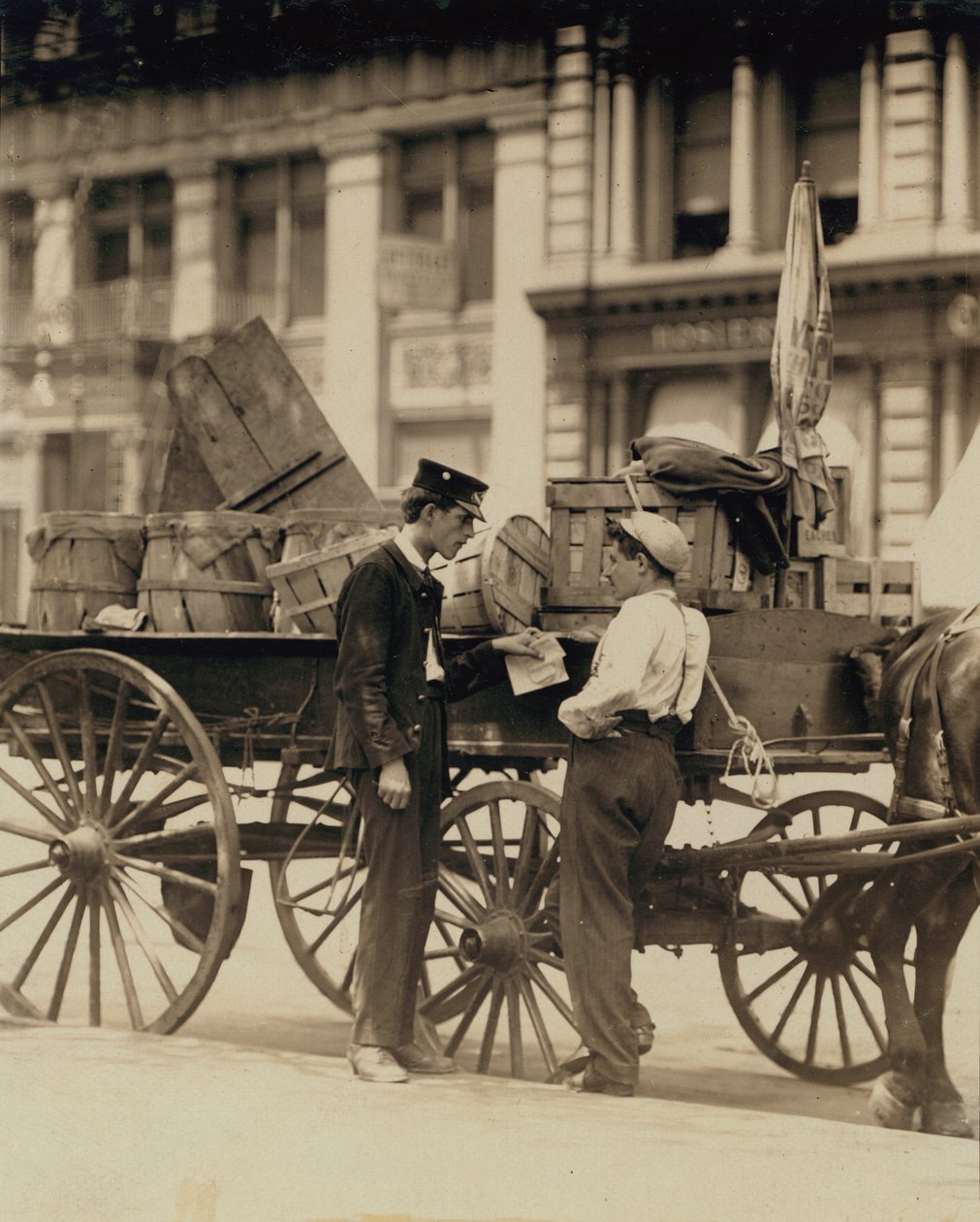 Meninos mensageiros em conversa na Union Square, Nova Iorque de Lewis Wickes Hine