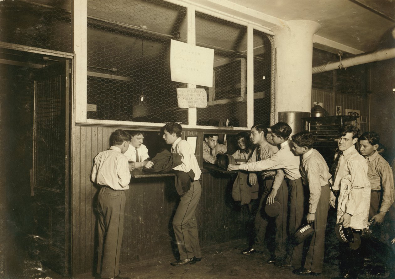 Mensageiros a entregarem os seus uniformes na sede da Postal Telegraph Co. na cidade de Nova Iorque de Lewis Wickes Hine