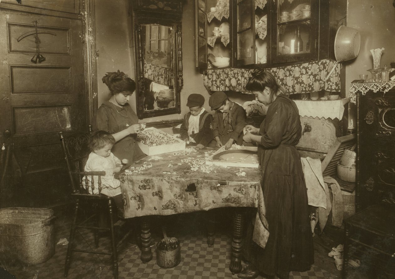 A Sra. Mette e seus filhos (Josephine 13, Nicholas 6 e Johnnie 8 ganham apenas 40-50 centavos por dia) fazendo flores em um prédio sujo de Nova York, 1911 de Lewis Wickes Hine
