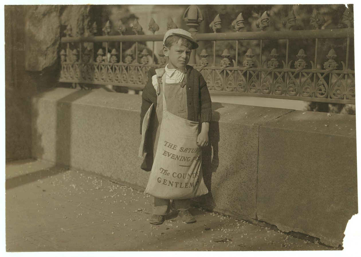 Jornaleiro Freddie Kafer, 5 ou 6 anos, vendendo os Saturday Evening Posts na entrada do Capitólio do Estado, Sacramento, Califórnia, 1915 de Lewis Wickes Hine