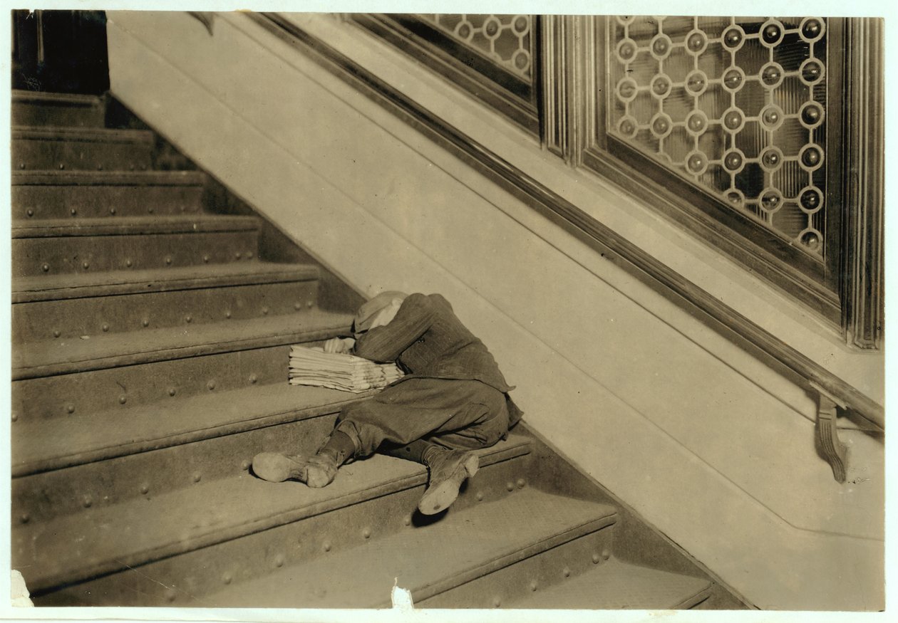 Jornaleiro dormindo com seus papéis em Jersey City, Nova Jersey, 1912 de Lewis Wickes Hine