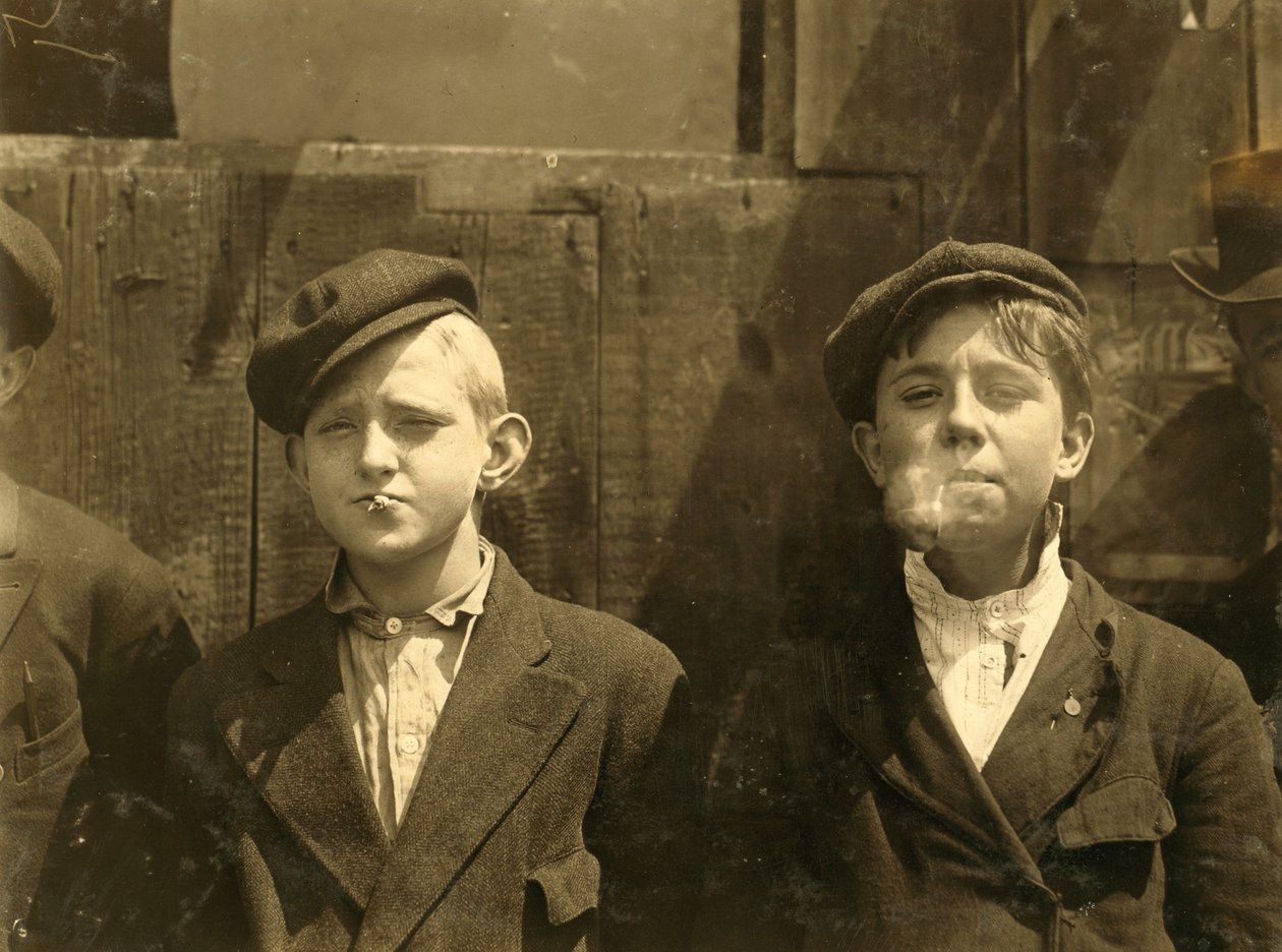 Newsboys que têm uma ruptura do cigarro, St Louis, Missouri. 1910 de Lewis Wickes Hine
