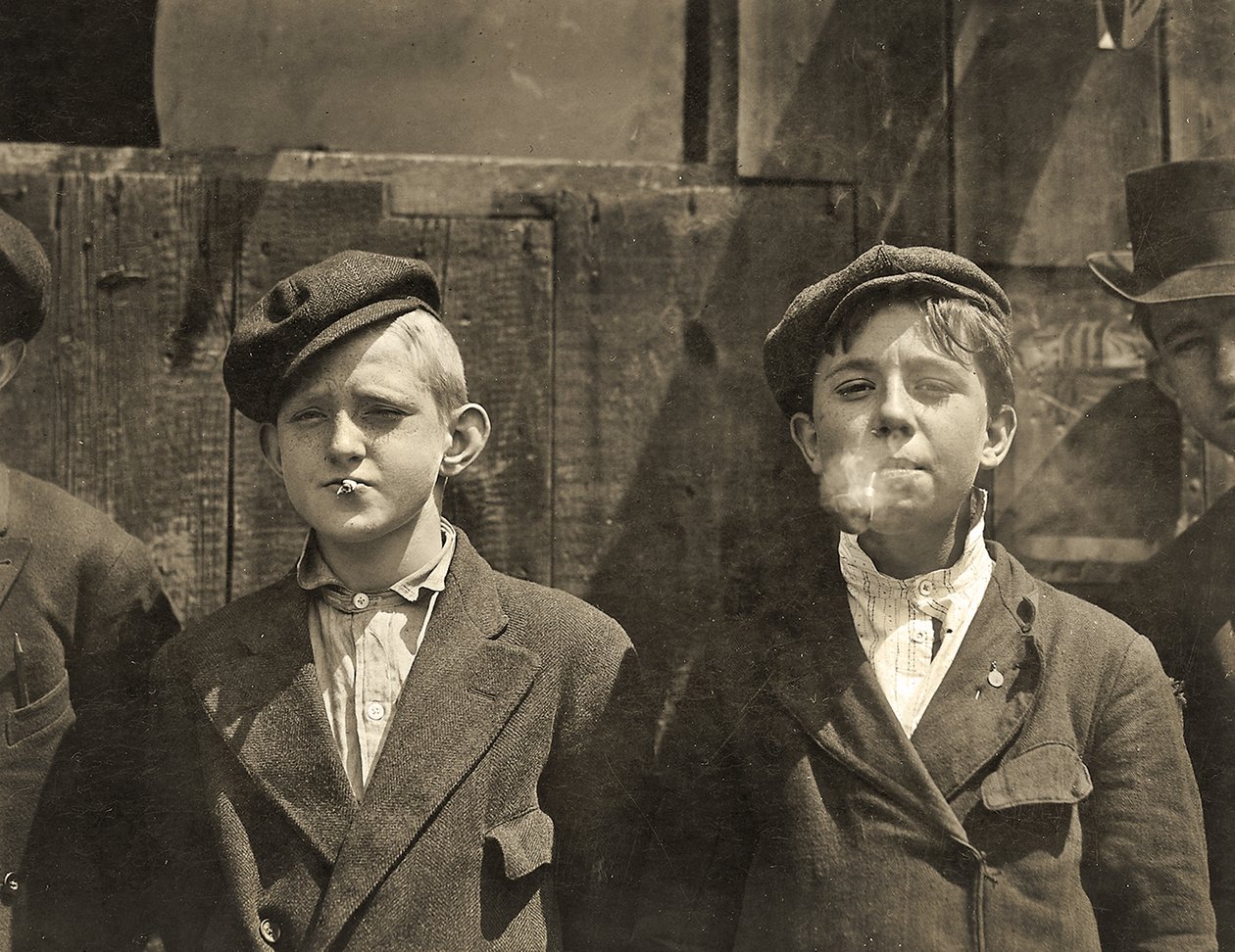 Newsboys que têm uma ruptura do cigarro, St Louis, Missouri. 1910 de Lewis Wickes Hine