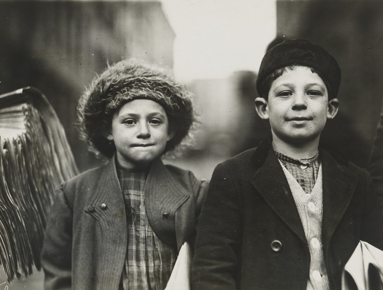 Newsies, Newark, Nova Jersey, dezembro de 1909 (impressão em prata de gelatina) de Lewis Wickes Hine