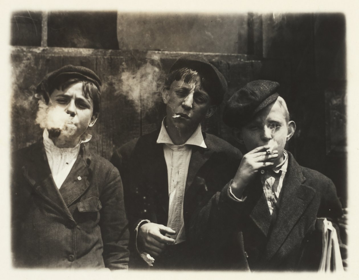 Newsies em Skeeter Branch, St. Louis, Missouri, 11:00 a.m. de Lewis Wickes Hine