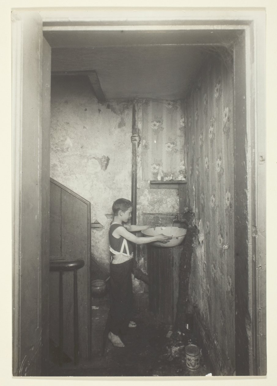 Uma torneira para um andar. Cortiço antigo em Nova Iorque de Lewis Wickes Hine