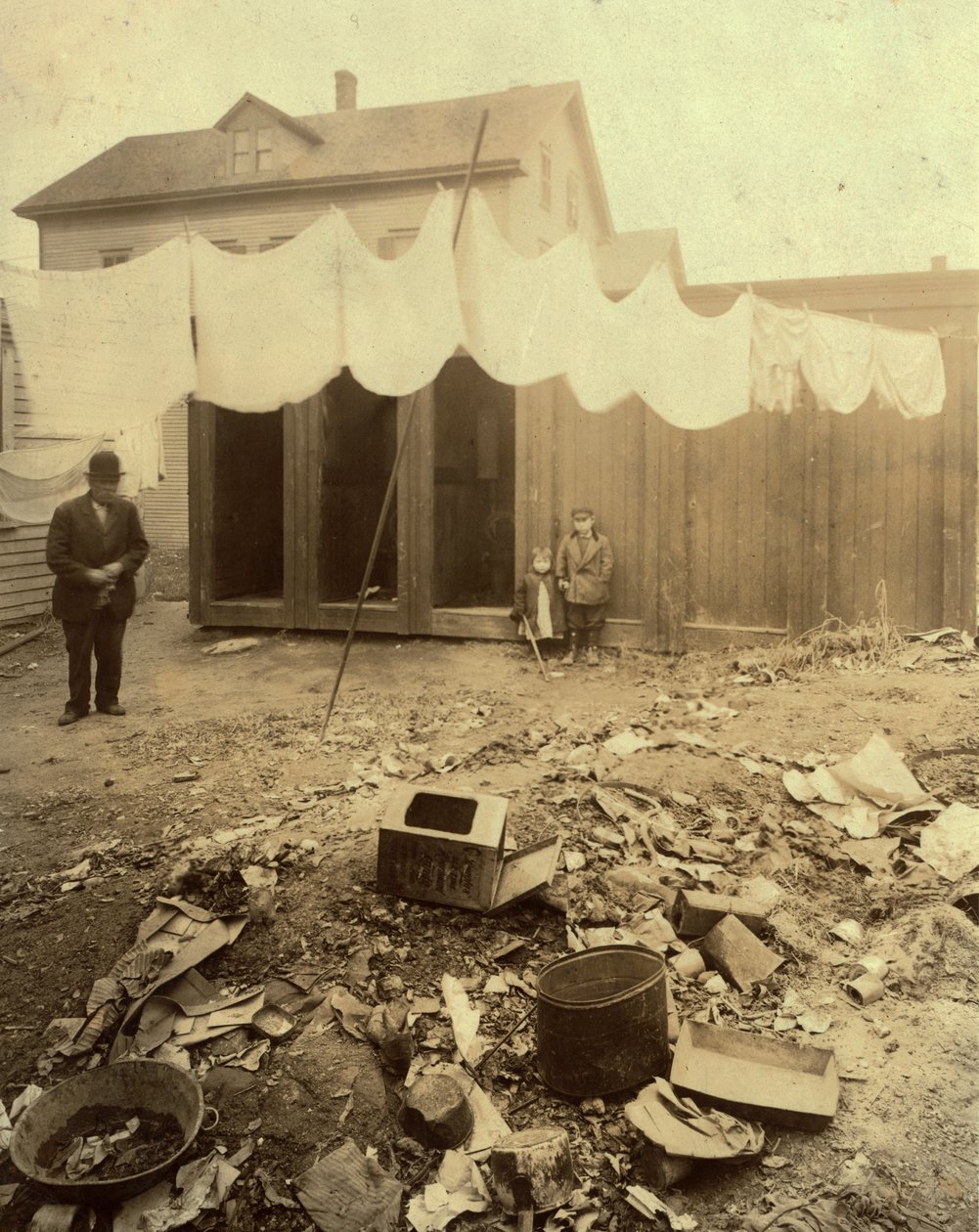 Casas externas no quintal da Borden Street em Providence, Rhode Island de Lewis Wickes Hine