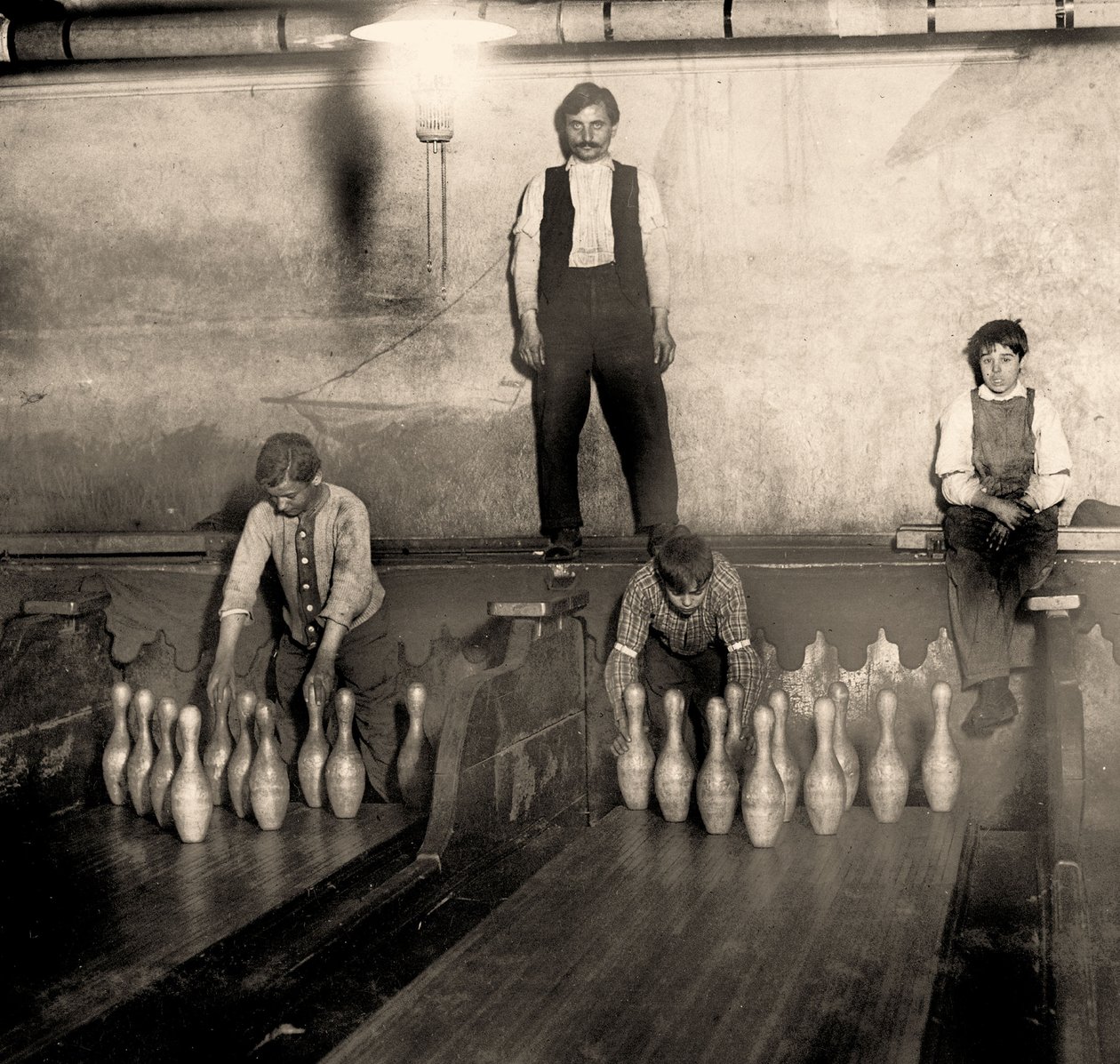 Pinboys em uma pista de boliche do metrô, 65 South Street, Brooklyn. Nova york. 1910 de Lewis Wickes Hine