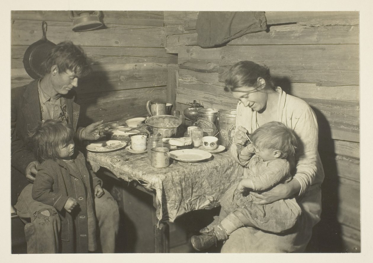 Família rural pobre a viver numa casa de fumo, Oklahoma, ao cuidado da Cruz Vermelha de Lewis Wickes Hine