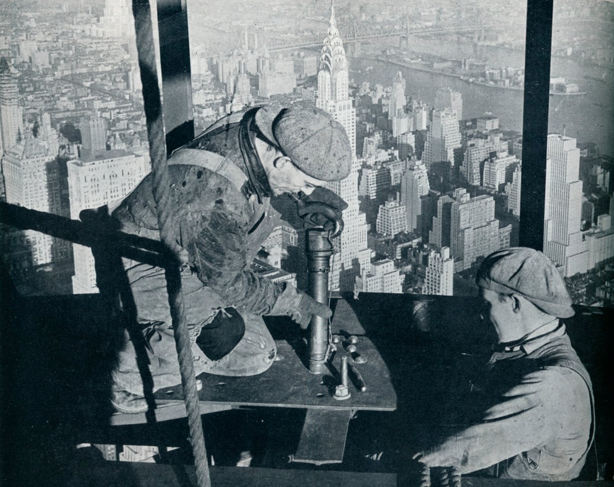 Rebitando os últimos parafusos no mastro da manhã do Empire State building, c1931 de Lewis Wickes Hine