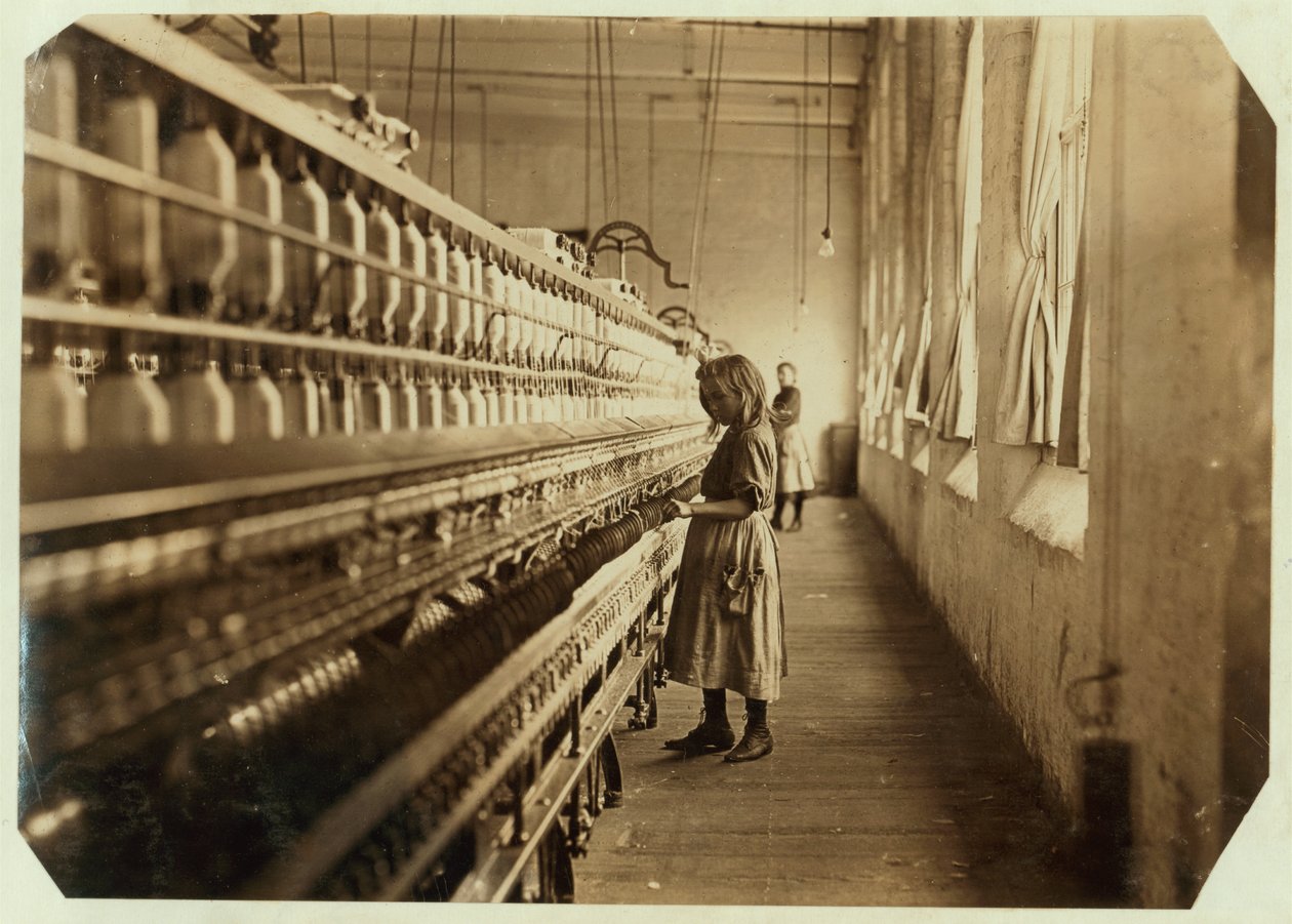 Sadie Pfeifer, com apenas 4 pés de altura, trabalhou por 6 meses em Lancaster Cotton Mills, Carolina do Sul, 1908 de Lewis Wickes Hine