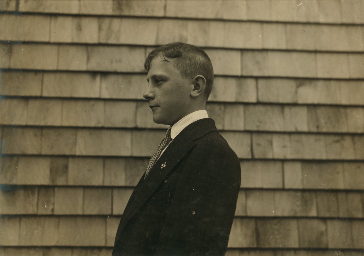 Rapaz do povoado, varredor e limpador com a sua roupa de domingo, Fall River, Massachusetts de Lewis Wickes Hine