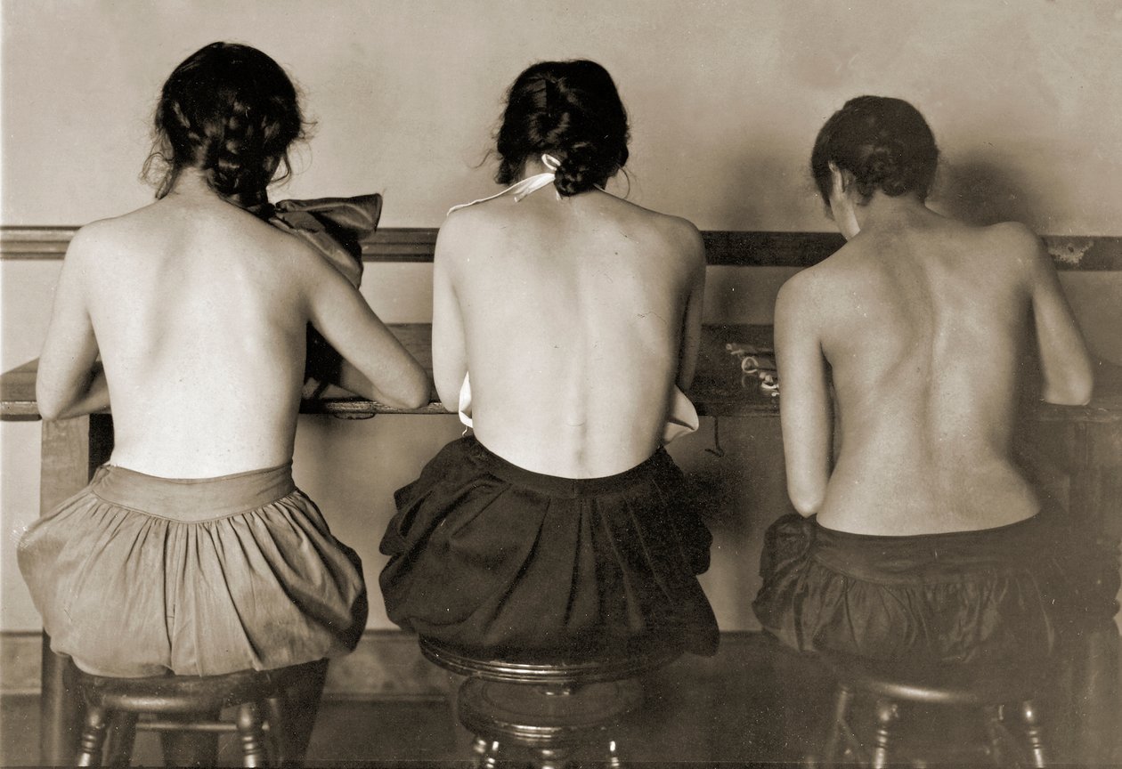 Meninas da máquina de costura, c.1917 de Lewis Wickes Hine