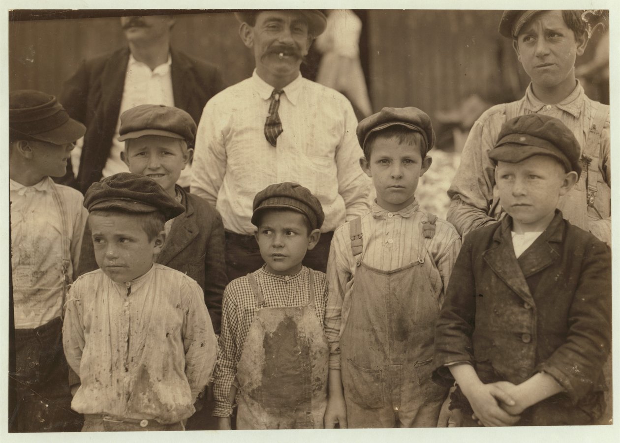 Caçadores de camarão de 5 e 8 anos no Dunbar, Lopez, Dukate Co, Biloxi, Mississippi, 1911 de Lewis Wickes Hine
