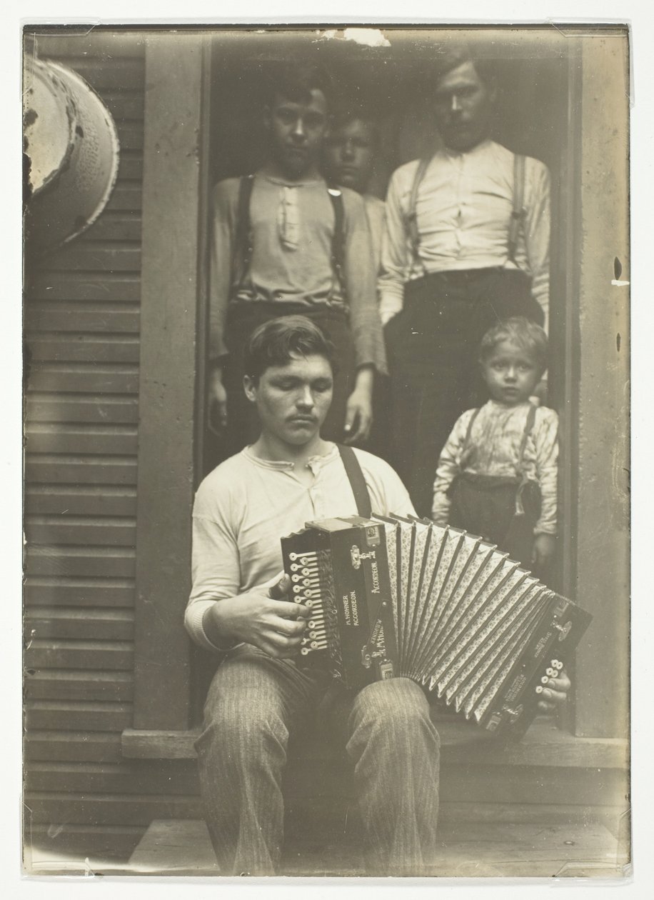 Trabalhador eslovaco da siderurgia na região de Pittsburgh relaxa após o jantar de Lewis Wickes Hine