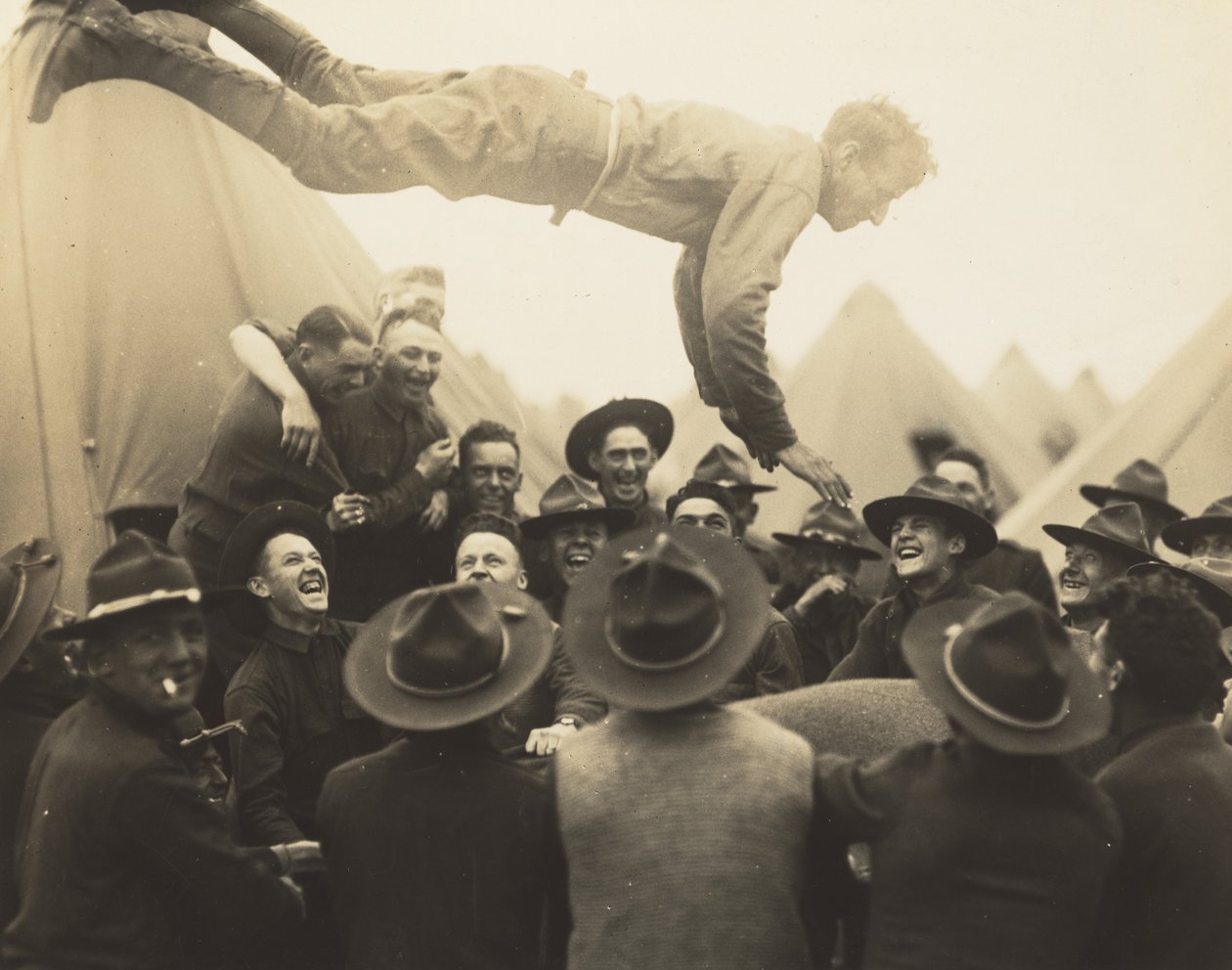 Soldado jogado no ar, 1917. de Lewis Wickes Hine