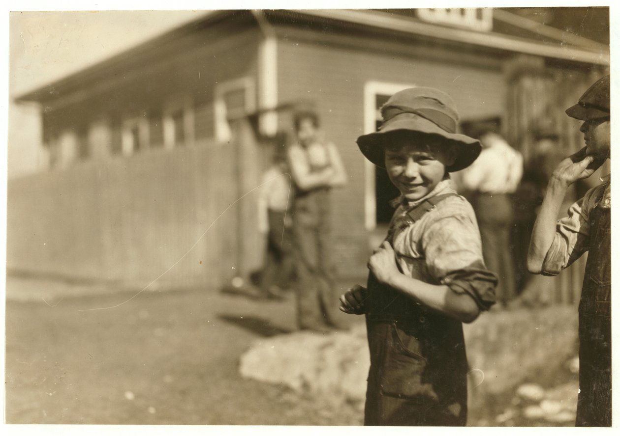 Dez anos de idade, Charlie Foster, incapaz de ler, com um emprego fixo na Merrimack Mills, Huntsville, Alabama, 1913 de Lewis Wickes Hine