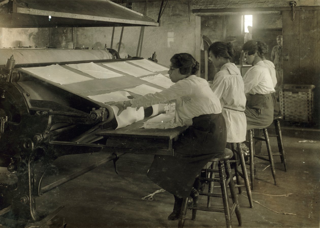 Três jovens raparigas adolescentes a trabalhar na lavandaria Bonanno, em Boston, Massachusetts de Lewis Wickes Hine