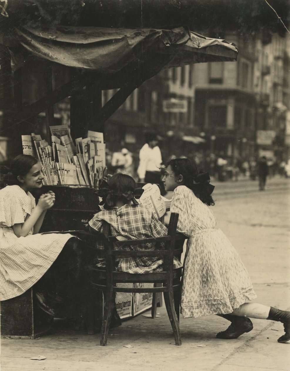Três jovens raparigas a trabalhar numa banca de jornais na Canal Street, em Nova Iorque de Lewis Wickes Hine