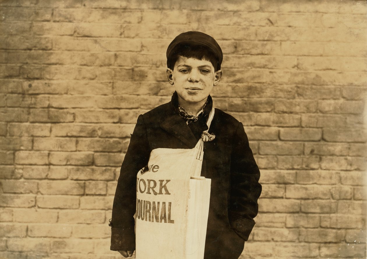 Tony Casale conhecido como &39;Bologna&39; com 11 anos, vendendo jornais por 4 anos, mordido por seu pai por não vender o suficiente, Hartford, Connecticut, 1909 de Lewis Wickes Hine