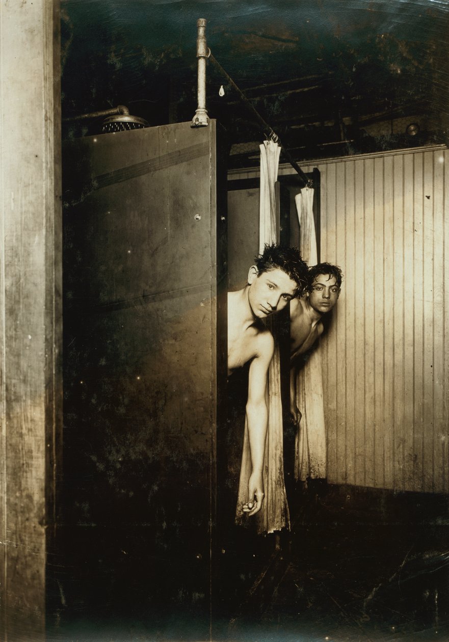 Two Boys Showering at Postal Telegraph Company, Broadway, New York City, New York, USA, c.1910 (fotografia sépia) de Lewis Wickes Hine