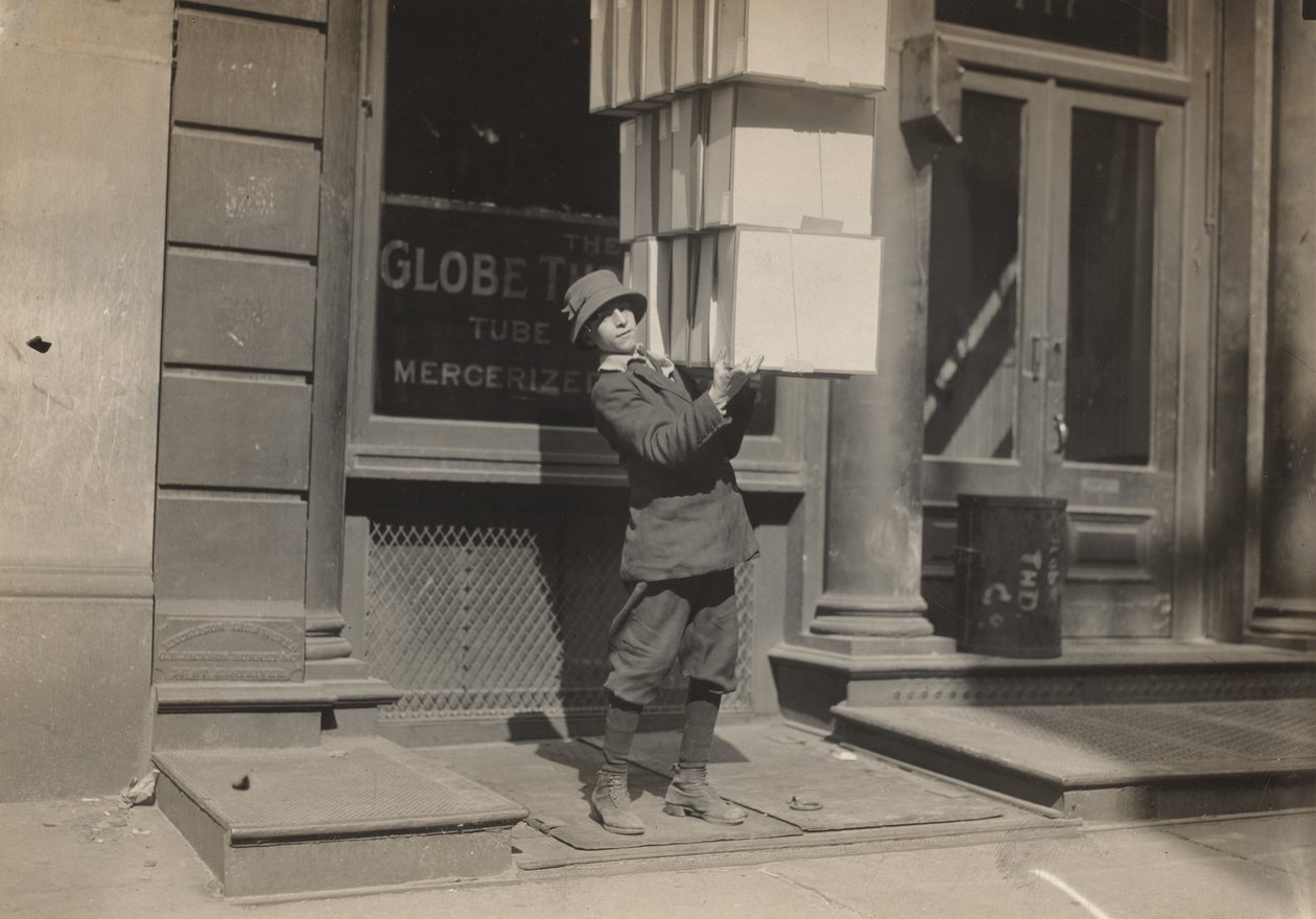 Rapaz da carroça ou rabo ajudando a carregar a carroça, c. 1914. de Lewis Wickes Hine