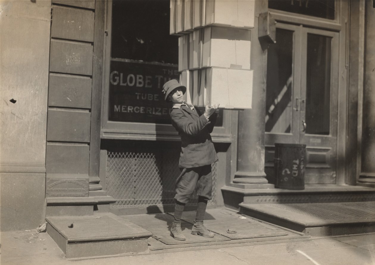 Rapaz da carroça ou "tail boy" a ajudar a carregar a carroça, c. 1914 (foto) de Lewis Wickes Hine