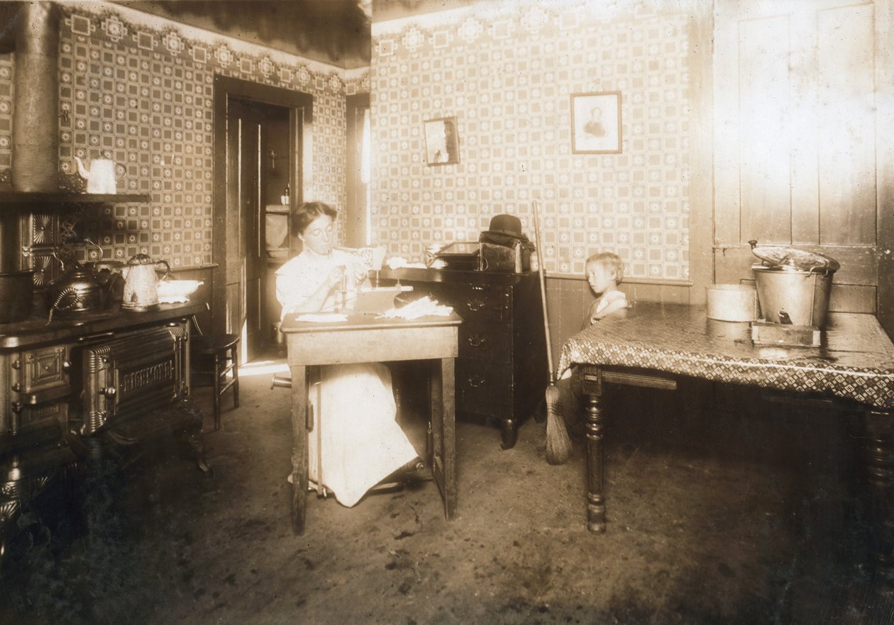 Mulher, inserindo, cerdas, em, escovas dente, em, dela, cozinha, c.1912 de Lewis Wickes Hine