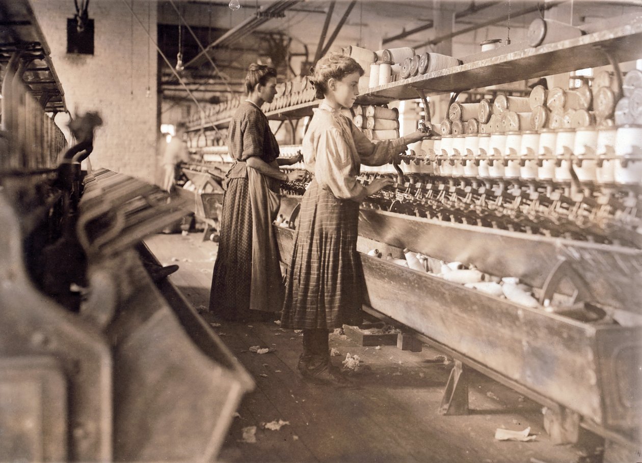 Mulheres que trabalham apesar de estarem gravemente grávidas, na Globe Cotton Mill, Augusta, Geórgia, pub. 1909 (fotogravura) de Lewis Wickes Hine