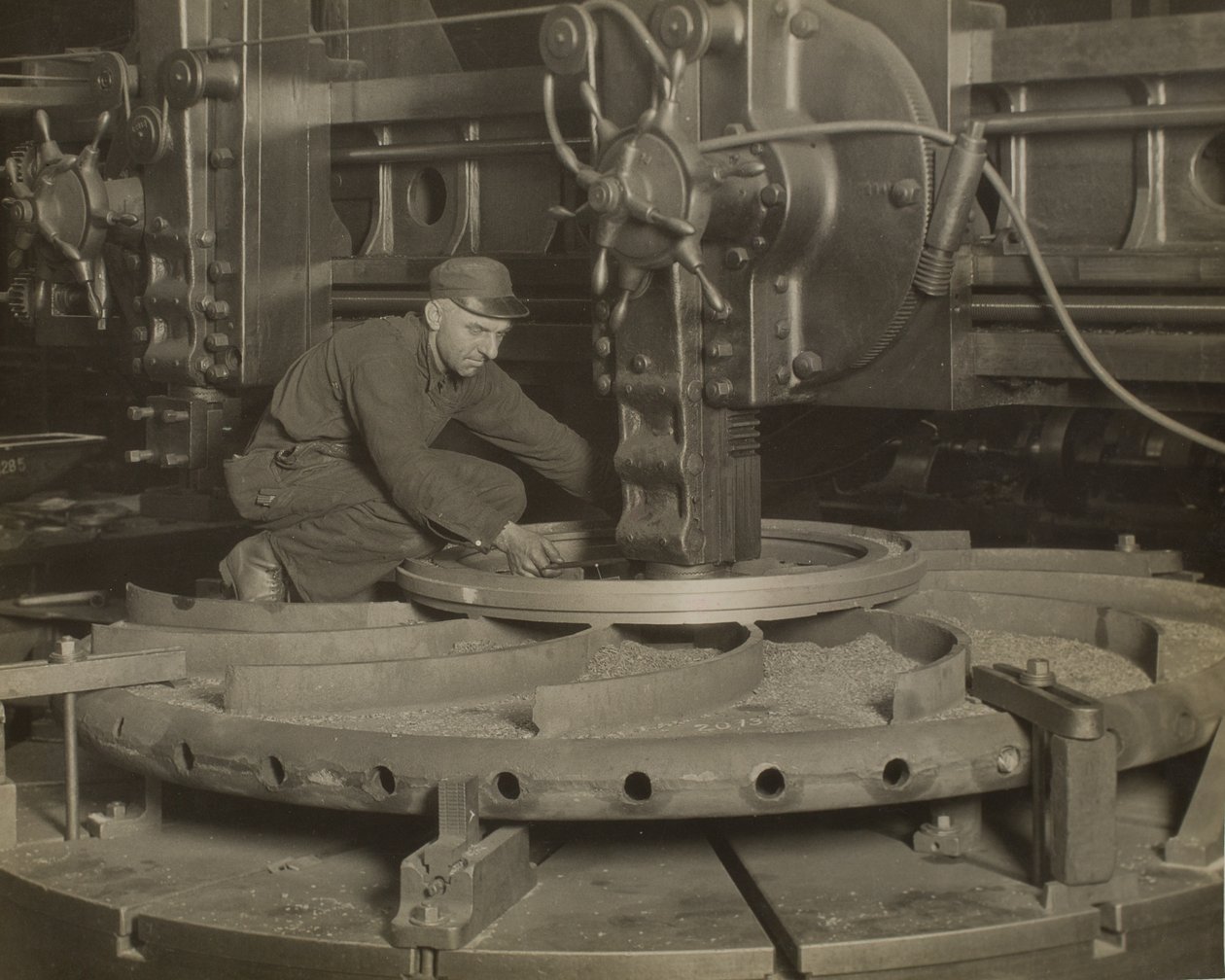 Trabalhador numa máquina de moer de Lewis Wickes Hine