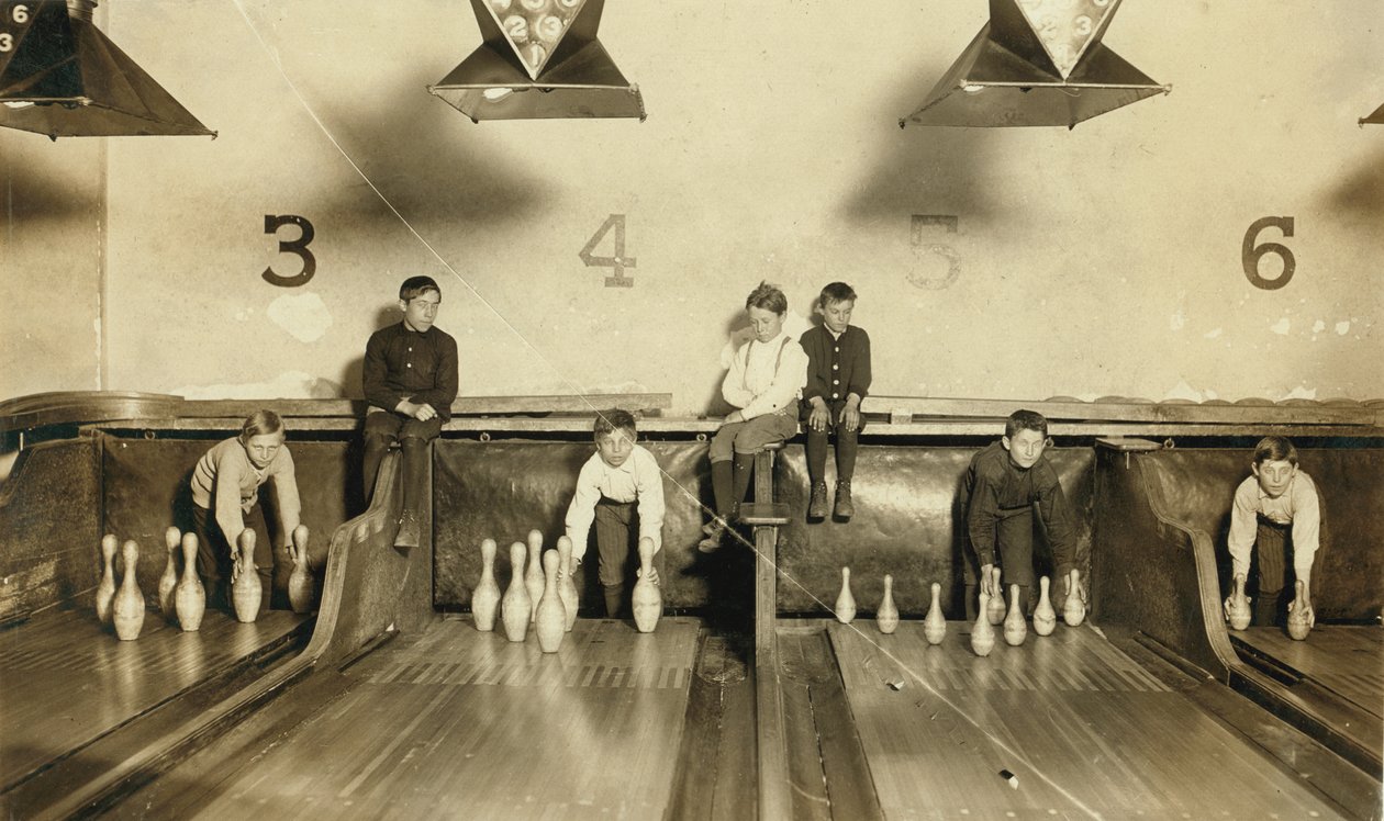 Jovens rapazes montando pinos de boliche no Arcade Bowling Alley tarde da noite, Trenton, Nova Jersey, EUA, c.1909 de Lewis Wickes Hine