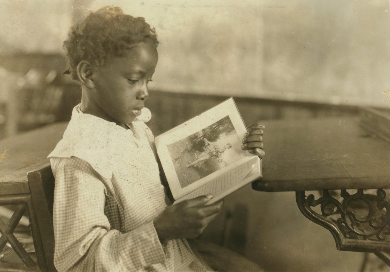 Livro de leitura da moça na sala de aula, Pleasant Green School, Marlinton, Condado de Pocahontas, West Virginia, EUA, c.1921 de Lewis Wickes Hine