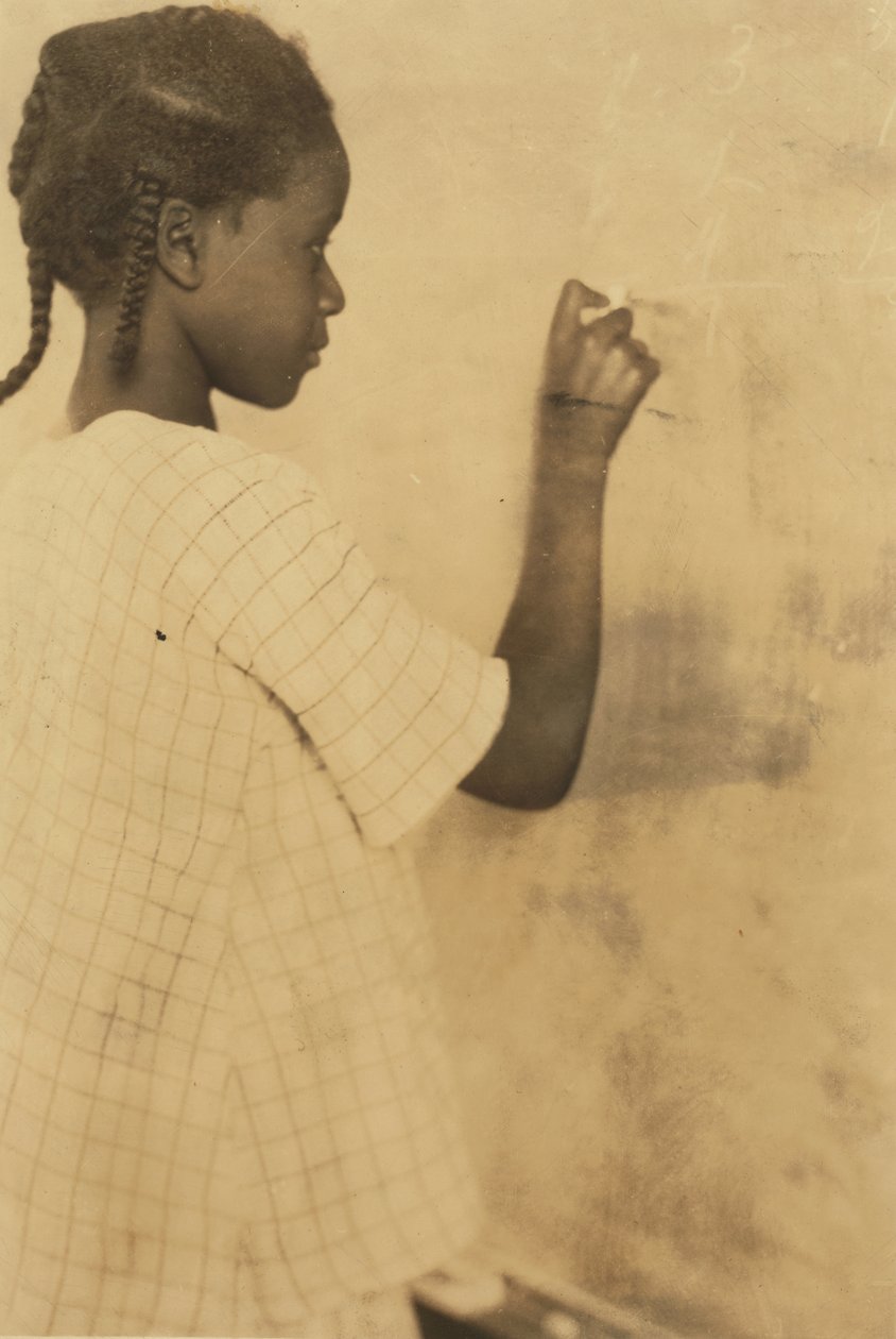Jovem escrevendo no quadro negro na sala de aula, Pleasant Green School, Marlinton, Pocahontas County, West Virginia, EUA c.1921 (foto sépia) de Lewis Wickes Hine